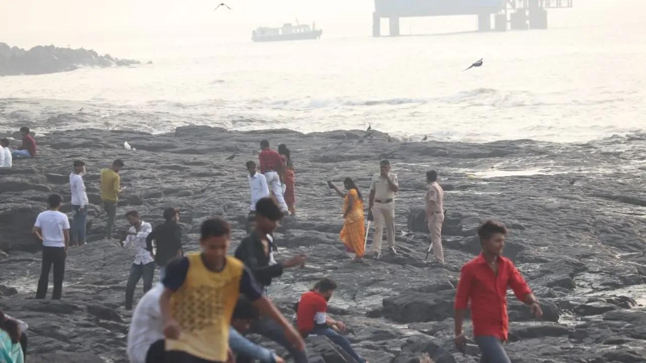 मुंबई पुलिस ने बैंडस्टैंड पर समुद्र तट से भीड़ को तितर-बितर किया. 