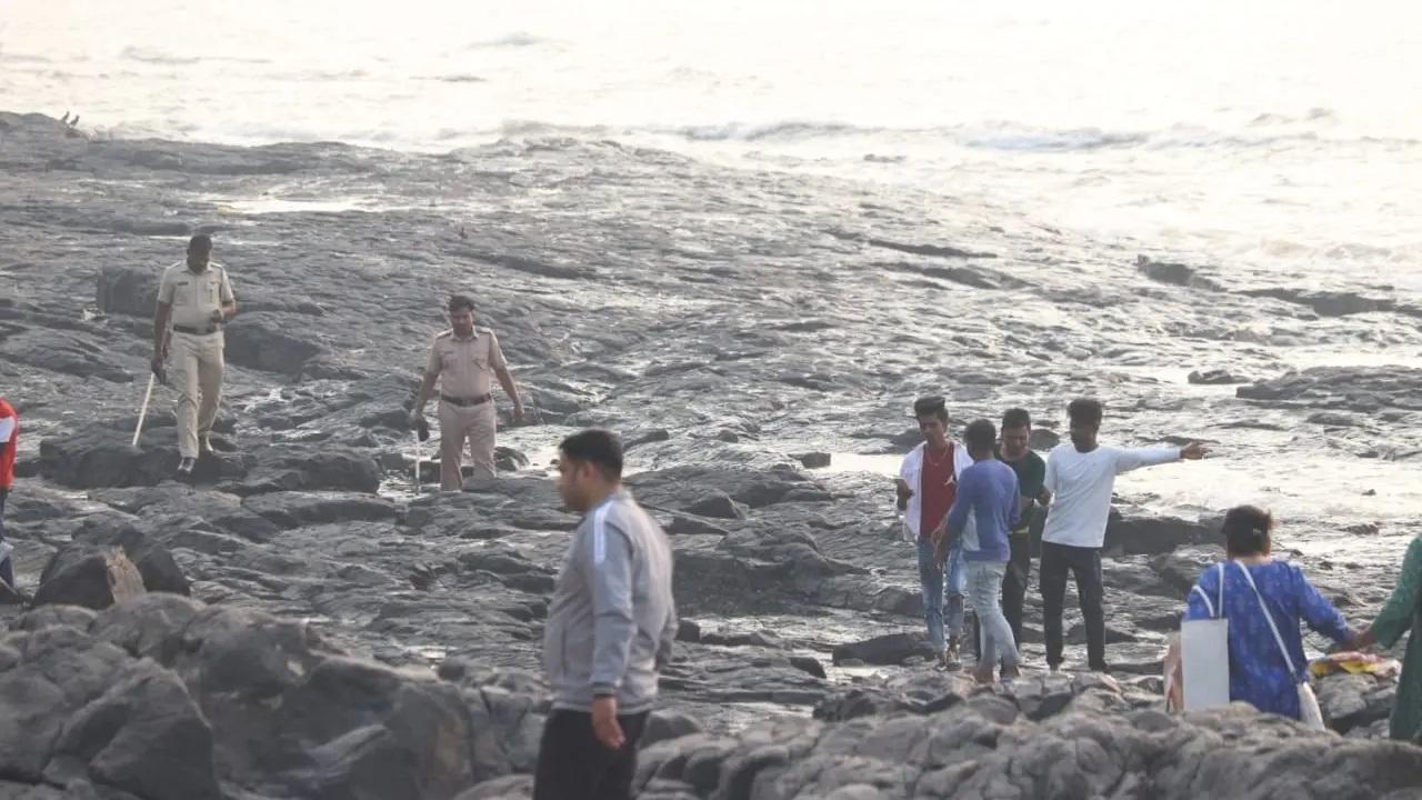 रविवार को पुलिस बांद्रा (पश्चिम) के बैंडस्टैंड पर गश्त करती दिखाई दी. 