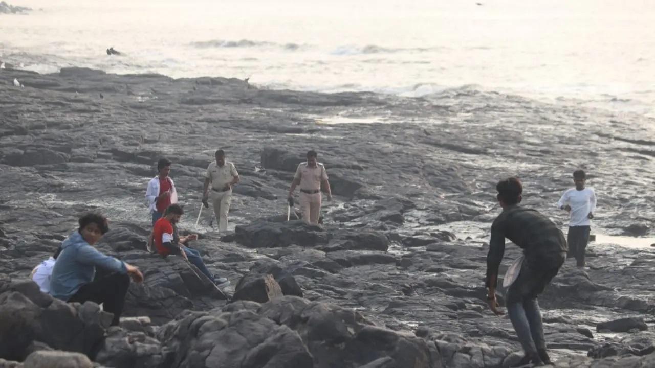 रविवार को पुलिस बांद्रा (पश्चिम) के बैंडस्टैंड पर गश्त करती दिखाई दी. 