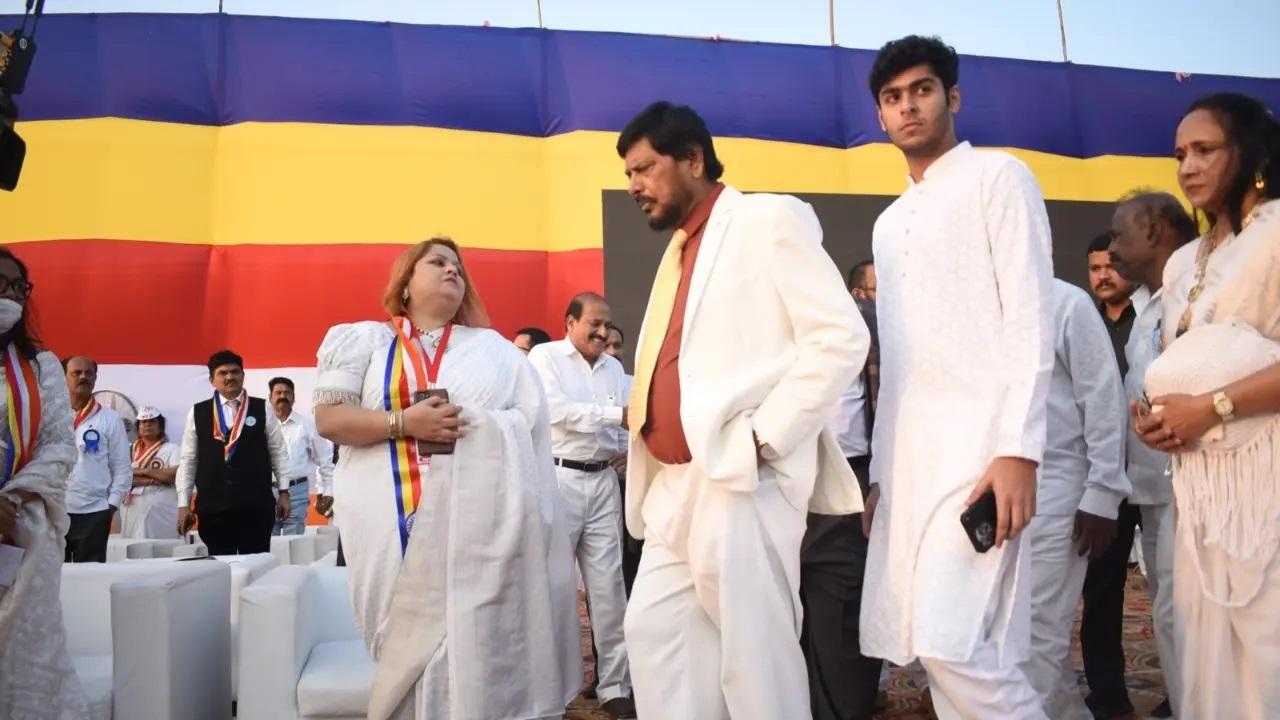 मुंबई में बौद्ध धर्म पर आयोजित अंतर्राष्ट्रीय सम्मेलन `धम्म दीक्षा` से एक दिन पहले शुक्रवार को सैकड़ों बौद्ध भिक्षुओं ने मध्य मुंबई के वर्ली उपनगर में एक  भव्य रैली निकाली थीं. 