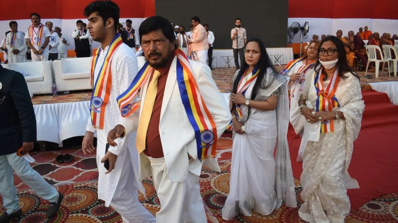 भगवान बुद्ध की वंदना करते हुए सम्मलेन की शुरुआत हुई. इस कार्यक्रम में पूरे महाराष्ट्र से आए कलाकारों ने `भीम गीत` गाए. 