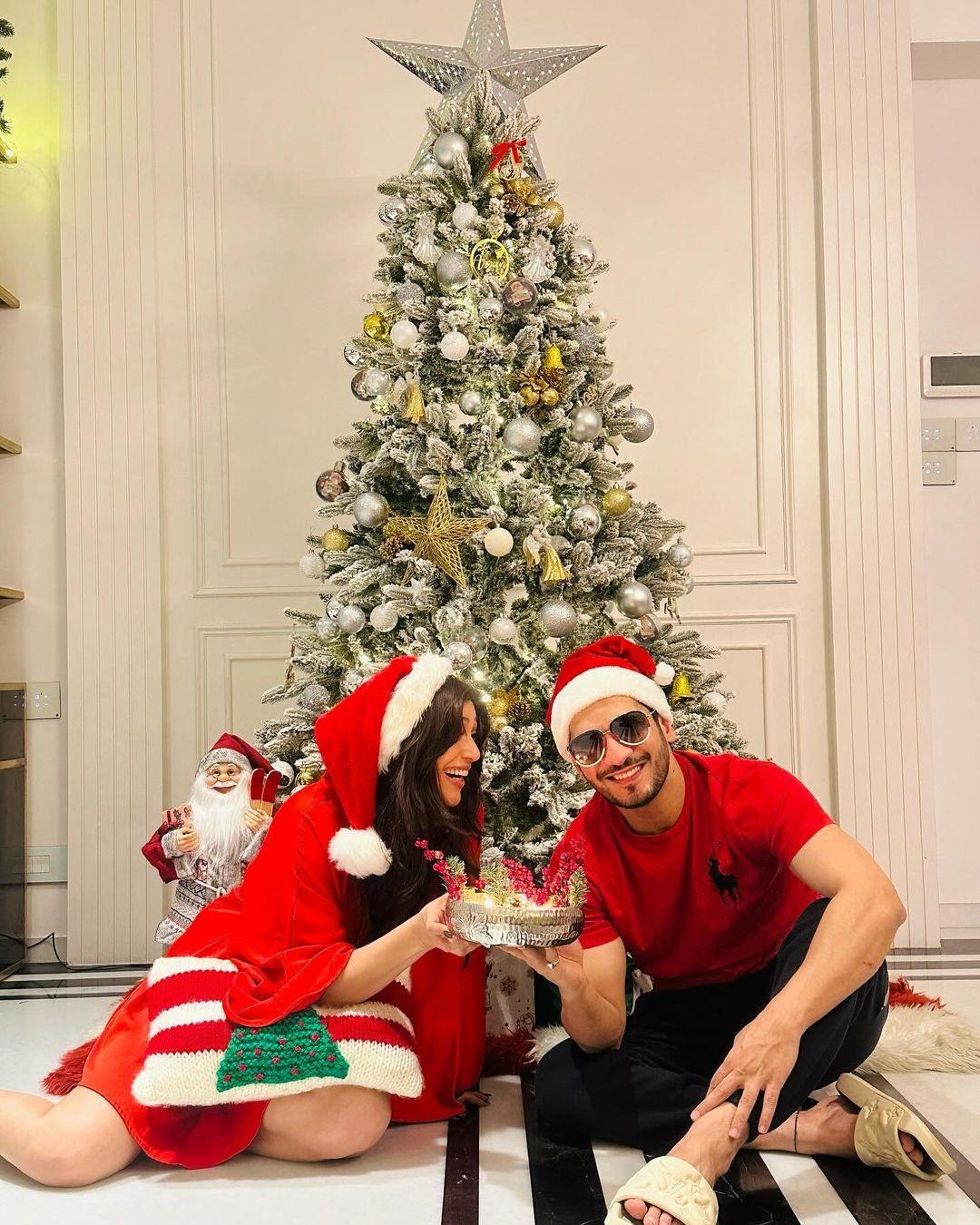 इन तस्वीरों को शेयर करने के साथ अभिनेता के कैप्शन में लिखा- `Merry Christmas to all of you from me and mine ❤️????`