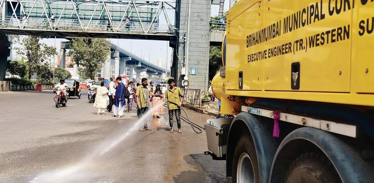 नगर निकाय प्रमुख ने अधिकारियों से सड़क धोने के लिए टैंकरों की क्षमता बढ़ाने को कहा. फ़ाइल फोटो/निमेश दवे