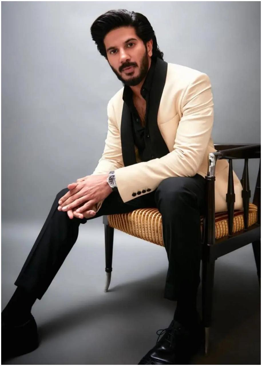 दुलकर सलमान बॉलीवुड फैशन में वैश्विक अपील का स्पर्श लेकर आए हैं. उनकी शैली भारतीय और अंतर्राष्ट्रीय रुझानों को सहजता से एकीकृत करती है, जिससे एक विशिष्ट और महानगरीय लुक तैयार होता है. सलमान की पोशाकें सांस्कृतिक समृद्धि और समकालीन स्वभाव का एक आदर्श मिश्रण दर्शाती हैं.