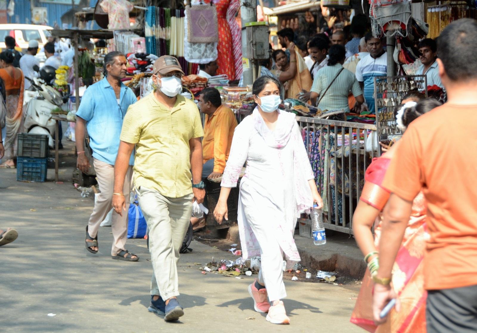 राज्य के कुल ऐक्टिव मरीजों की संख्या में से 64 फीसदी मरीज मुंबई से हैं.
