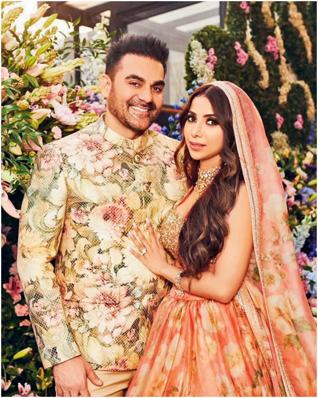 अरबाज खान- शूरा खान
अरबाज खान ने हाल ही में मेकअप आर्टिस्ट शूरा खान से शादी की है. रविवार को उनकी शादी में उनके माता-पिता सलीम खान, सलमा खान, हेलेन, उनके बेटे अरहान खान, सलमान खान और सोहेल खान मौजूद थे. उनकी शादी बहन अर्पिता खान शर्मा के घर पर हुई. अरबाज की पहली शादी मलायका अरोड़ा से हुई थी. तब वह जॉर्जिया एंड्रियानी के साथ रिलेशनशिप में थे. ब्रेकअप के बाद अब उन्होंने शादी कर ली है.