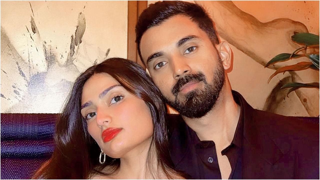 अथिया शेट्टी - के. एल राहुल
अथिया शेट्टी भारतीय क्रिकेटर के. एल 23 जनवरी को उनकी राहुल से शादी हुई. शादी से पहले वे कई सालों तक रिलेशनशिप में थे. उन्होंने अपने रिश्ते को कभी छुपाया नहीं लेकिन कभी इस पर कोई प्रतिक्रिया भी नहीं दी. उन्होंने करीबी दोस्तों और परिवार की मौजूदगी में सुनील शेट्टी के खंडाला फार्महाउस में शादी की.