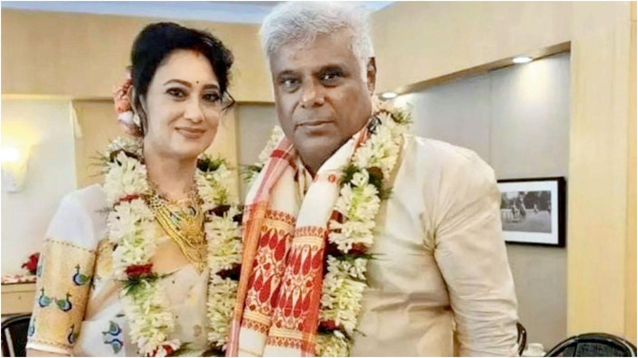 आशीष विद्यार्थी - रूपाली बरुआ
एक्टर आशीष विद्यार्थी ने 57 साल की उम्र में शादी कर अपने फैंस को चौंका दिया. यह उनकी दूसरी शादी है. रूपाली कलकत्ता स्थित एक उद्यमी हैं. वह 50 साल की हैं. शादी के बाद ये फोटो इंस्टाग्राम पर वायरल हो गई. आशीष की पहली शादी पिल्लो विद्यार्थी से हुई थी और उनका एक बेटा भी है.