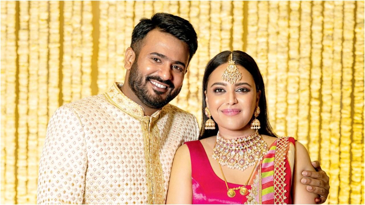 स्वरा भास्कर-फहद अहमद
स्वरा भास्कर और फहद अहमद की शादी स्पेशल मैरिज एक्ट के तहत हुई. उन्होंने 6 जनवरी को पेपर जमा किया था. इसके बाद मार्च में उनकी शादी हो गई. उनकी शादी हल्दी, संगीत और वलीमा सेरेमनी के जरिए हुई. उनकी मुलाकात एक राजनीतिक रैली में हुई थी. स्वरा ने सितंबर में बेटी को जन्म दिया और उसका नाम राबिया रखा है.