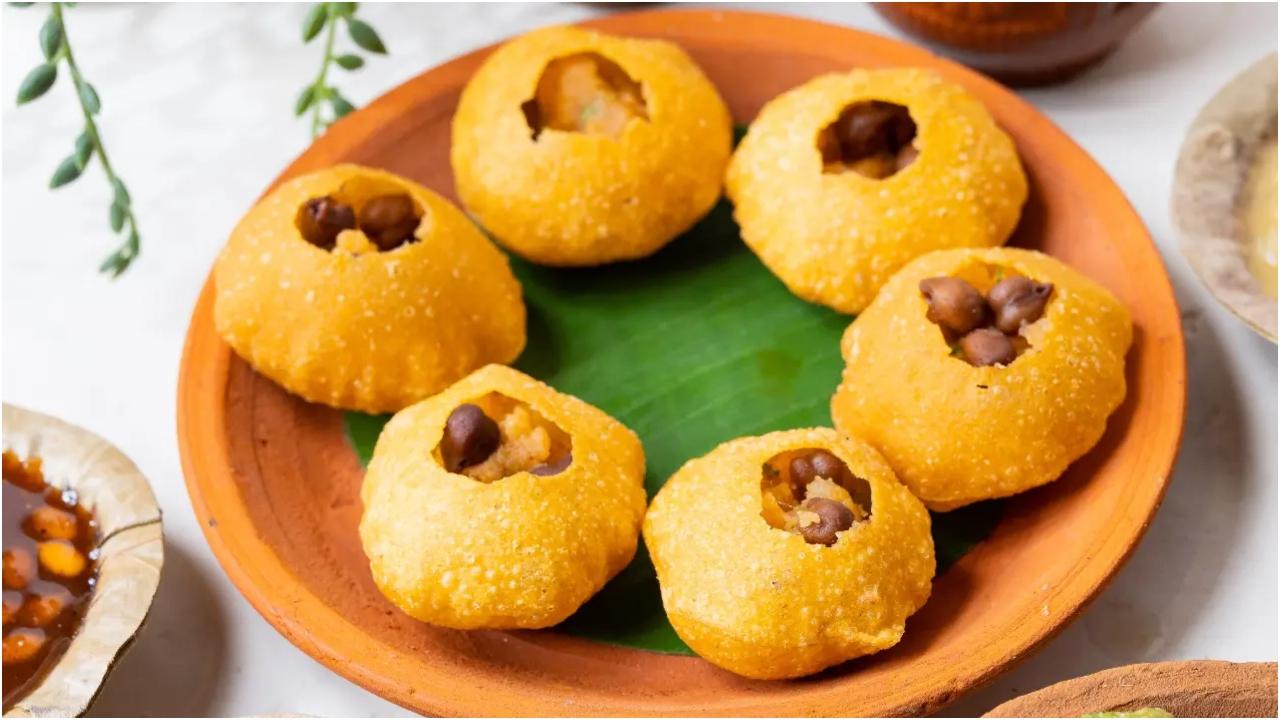 राजस्थान के सुगंधित मसालों से लेकर दिल्ली के पास के उपजाऊ खेतों के स्वादिष्ट आलू तक, उन्होंने भारत के विभिन्न हिस्सों से स्थानीय स्तर पर सामग्री प्राप्त की है.