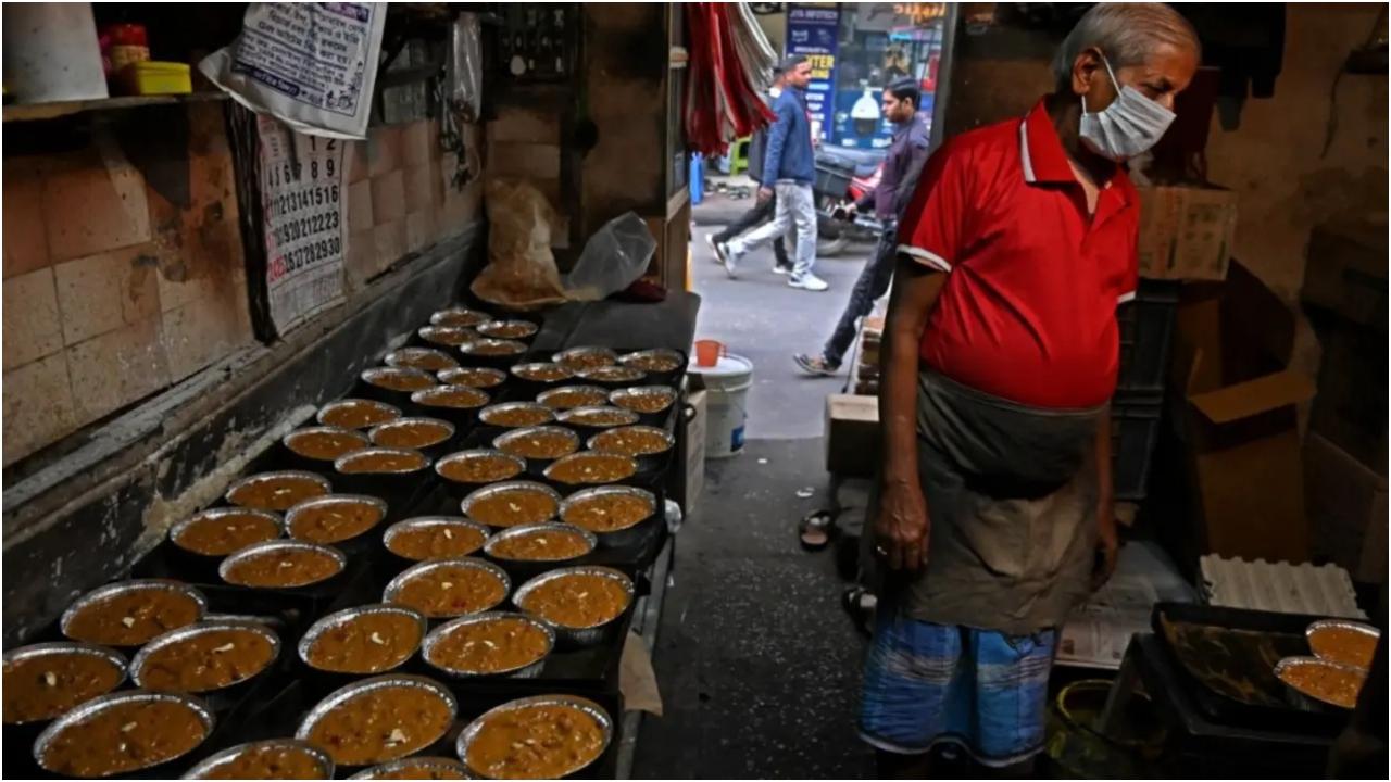 कोलकाता में क्रिसमस समारोह से पहले एक सदी पुरानी पारंपरिक बेकरी के अंदर एक बेकर केक तैयार करता है. (फोटो दिब्यांगशु सरकार/एएफपी द्वारा)