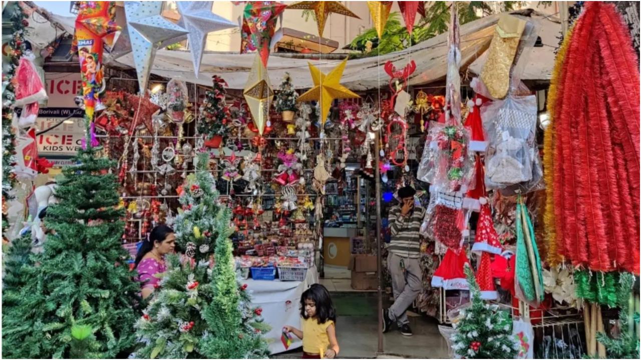 आईसी कॉलोनी, बोरीवलीरितिक पटेल (24) द्वारा संचालित सिटी कलेक्शन नामक स्टोर भी क्रिसमस की सभी चीजों के लिए वन-स्टॉप-शॉप है. यहां आप एक फुट लंबा पेड़ 90 रुपये में और 20 फुट लंबा पेड़ 10,000 रुपये में खरीद सकते हैं. पेड़ों के अलावा, कोई अन्य सजावट की वस्तुएं जैसे सितारे, बाउबल्स, स्ट्रीमर, ट्री-हैंगिंग और भी बहुत कुछ खरीद सकता है. फोटो सौजन्य: आकांक्षा अहिरे