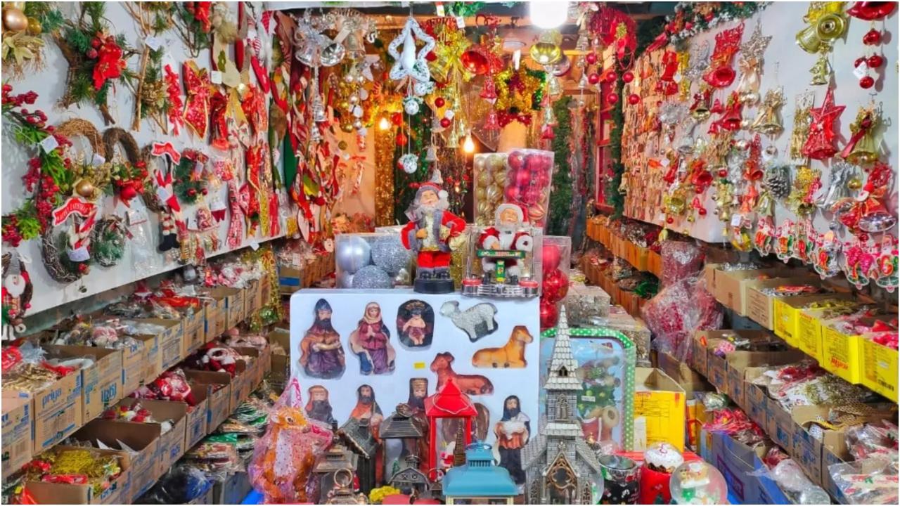ओर्लेम, मलाडअवर लेडी ऑफ लूर्डेस चर्च के आसपास तीन दुकानें हैं. ईसाई इलाके में स्थित होने के कारण, ये दुकानें कैथोलिक समुदाय के लोगों के लिए त्योहार की खरीदारी के लिए विशेष रूप से उपयुक्त हैं. यहां, फैंटेसी कलेक्शन में, बिक्री के लिए उपलब्ध असंख्य क्रिसमस वस्तुओं में डूब जाना निश्चित है - क्रिसमस ट्री, पालना सेट, पुष्पांजलि से लेकर प्राचीन वस्तुएं और सजावट के विचित्र टुकड़े तक. फोटो सौजन्य: अमोघ गोलटकर