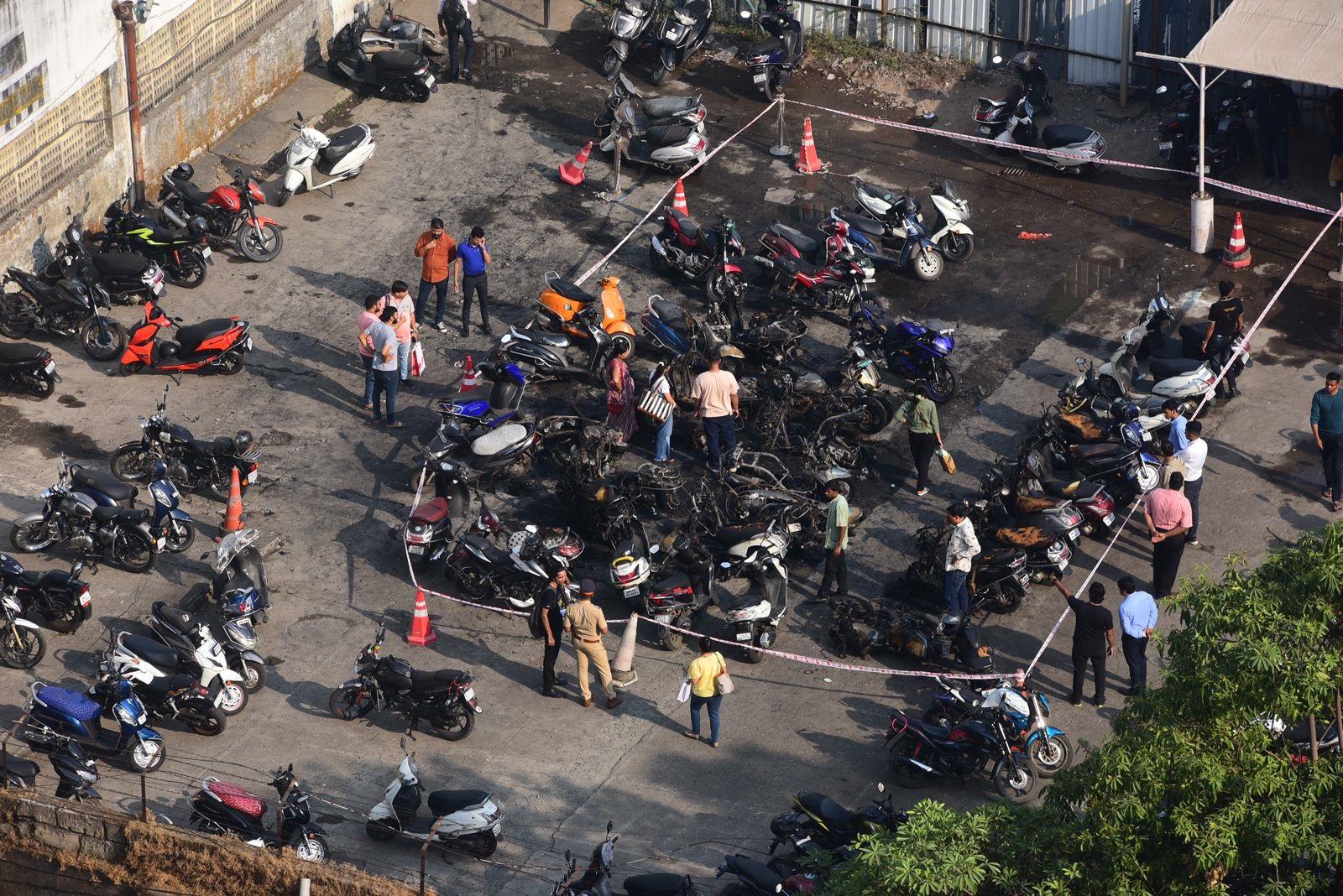 आग की लपटों ने कुछ ही सेकंड में खड़े दोपहिया वाहनों को अपनी चपेट में ले लिया.