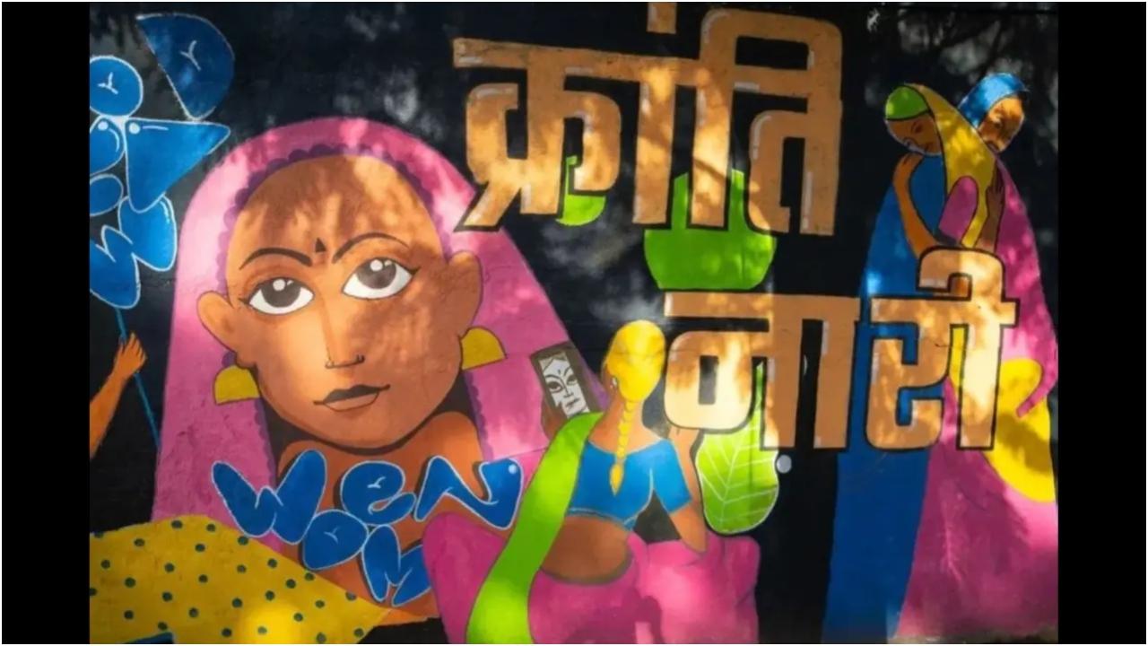 ग्रैफिटी अक्सर विविध प्रकार के विषयों को दर्शाते हैं, जिनमें बॉलीवुड हस्तियों और सांस्कृतिक प्रतीकों से लेकर महिलाओं की सुरक्षा पर लोगों को संवेदनशील बनाने, स्वास्थ्य के बारे में जागरूकता बढ़ाने और धार्मिक सद्भाव को बढ़ावा देने वाले सामाजिक संदेश शामिल हैं. पेंट का प्रत्येक स्ट्रोक दृश्य सिम्फनी में योगदान देता है जो बांद्रा के गतिशील सार और इसकी विश्वव्यापी भावना को पकड़ता है.