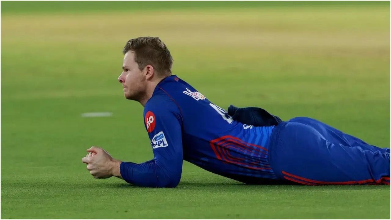 स्टीव स्मिथ
ऑस्ट्रेलिया के स्टार बल्लेबाज स्टीव स्मिथ अनसोल्ड रहने वाले टॉप खिलाड़ियों में शामिल हैं. स्मिथ स्थिरता प्रदान कर सकते हैं जिसकी अधिकांश आईपीएल टीमों को मैचों के दौरान आवश्यकता होती है. इंडियन प्रीमियर लीग में विराट कोहली और डेविड वार्नर शीर्ष खिलाड़ी होने के बावजूद स्मिथ का अनसोल्ड रहना थोड़ा आश्चर्य की बात है.