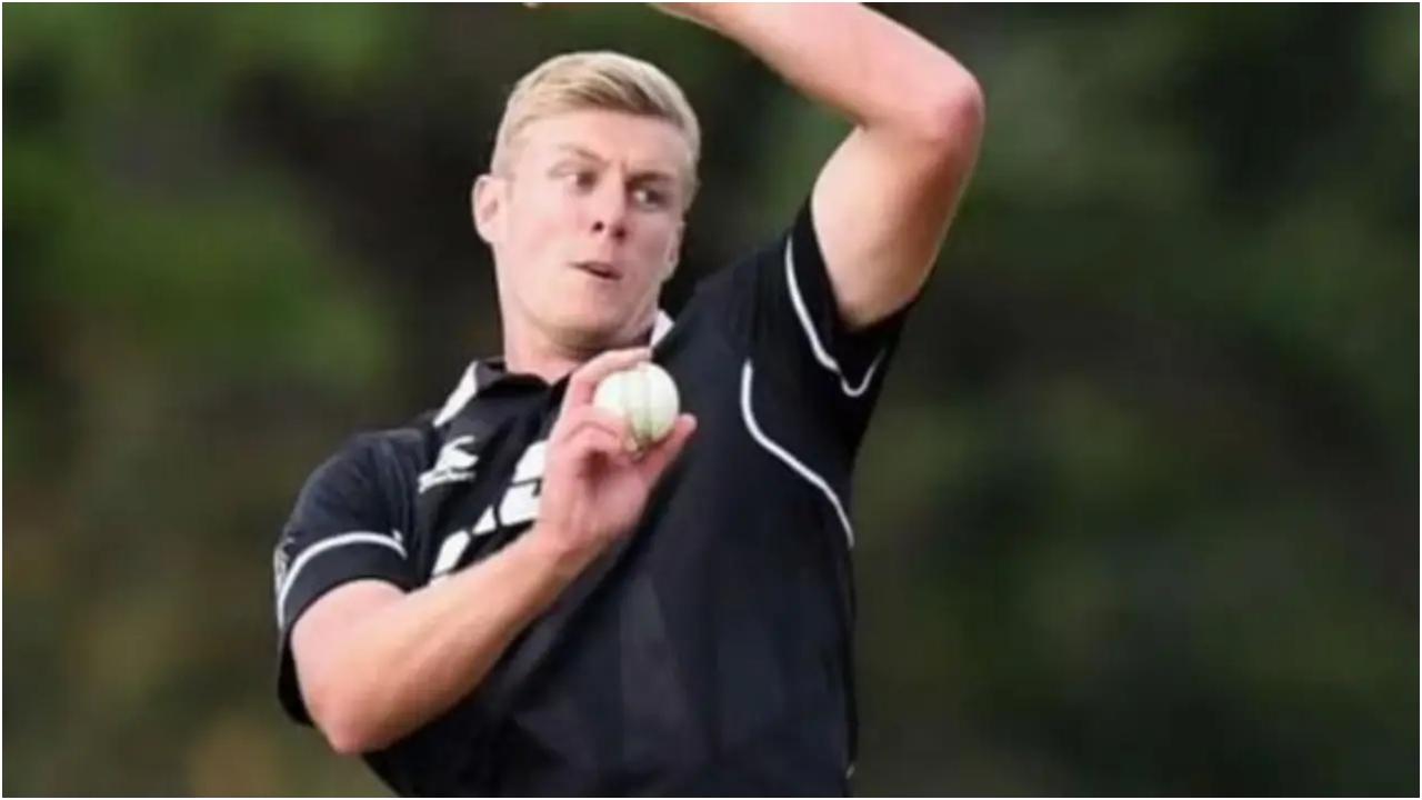 काइल जैमिसन
स्पीडस्टर काइल जैमीसन, जिन्होंने न्यूजीलैंड के लिए 13 T20I मैच खेले हैं, ने सिर्फ 10 विकेट हासिल किए हैं. कीवी पेसर को रॉयल चैलेंजर्स बैंगलोर ने साल 2021 में रुपये में खरीदा था. 15 करोड़. ऊंचाई का लाभ होने के बावजूद जैमीसन का नीलामी में न बिक पाना एक आश्चर्य की बात है.