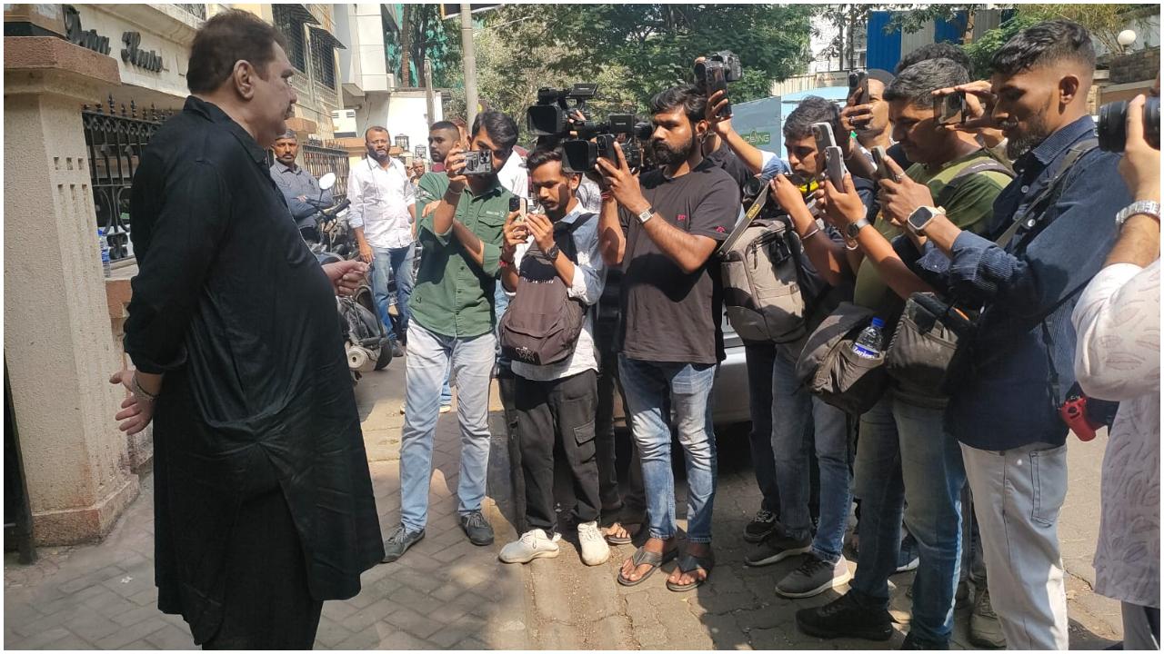 मीडिया से बात करते हुए अभिनेता रजा मुराद 