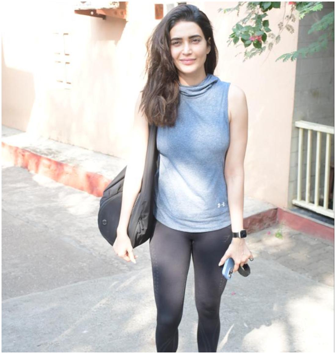 जिम के बाहर करिश्मा तन्ना बेहद कैजुअल लुक में दिखाई दी.