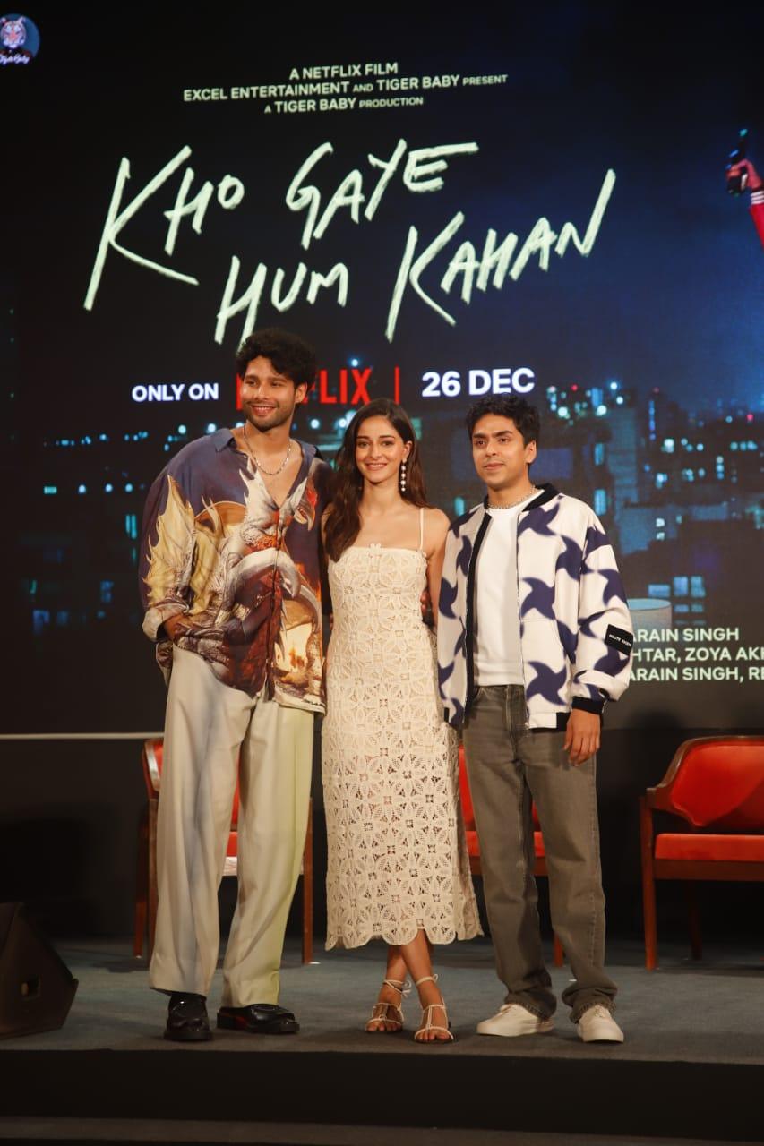 Kho Gaye Hum Kahan Trailer launch Photos: बॉलीवुड एक्ट्रेस अनन्या पांडे, सिद्धांत चतुर्वेदी और आदर्श गौरव एक साथ `खो गए हम कहां` फिल्म में अहम भूमिका में दिखाई देंगे. इस फिल्म में लेकिन ये सभी कलाकार काफी उत्साहित है. रविवार को मुंबई में एक इवेंट के साथ `खो गए हम कहां` का ट्रेलर लॉन्च किया गया. इस इवेंट की कुछ तस्वीरें सामने आई हैं. आप भी नजर डाले- 