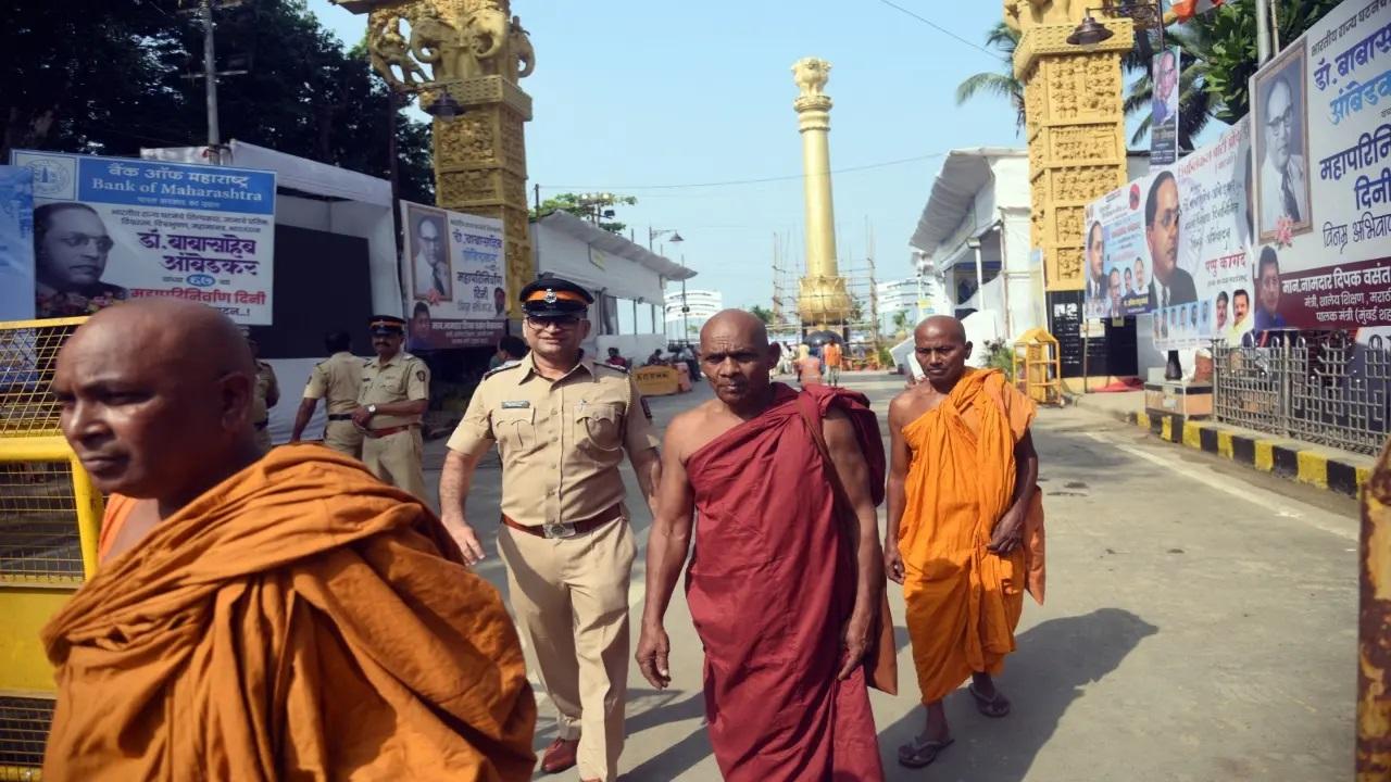 डॉ. अम्बेडकर ने भारत के संविधान का मसौदा तैयार करने में महत्वपूर्ण भूमिका निभाई। उनकी दृष्टि और दूरदर्शिता ने उस मूलभूत दस्तावेज़ को आकार दिया जो न्याय, स्वतंत्रता, समानता और बंधुत्व के सिद्धांतों को निर्धारित करता है।