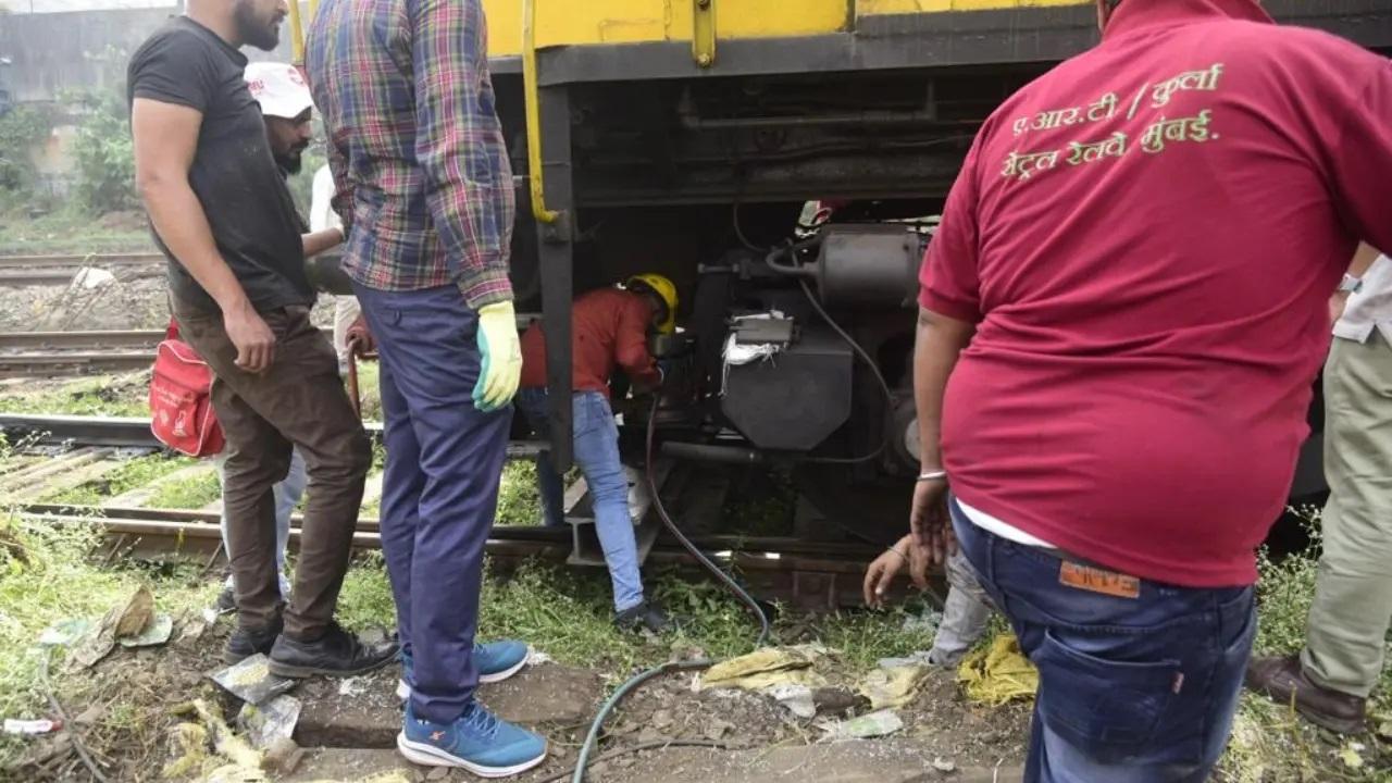 बता दें, रविवार को एक तकनीकी समस्या के कारण मुंबई के उपनगरीय रेल नेटवर्क के कर्जत-भिवपुरी खंड पर ट्रेन सेवाएं बाधित हो गईं.