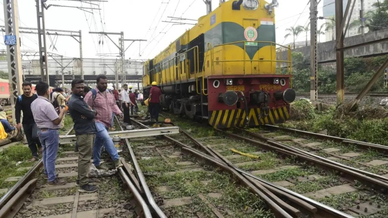 15 कोच वाली कल्याण-सीएसएमटी अप फास्ट लोकल ट्रेन भी प्रभावित हुई, जिसे फिलहाल भायखला स्टेशन पर रोका गया है.