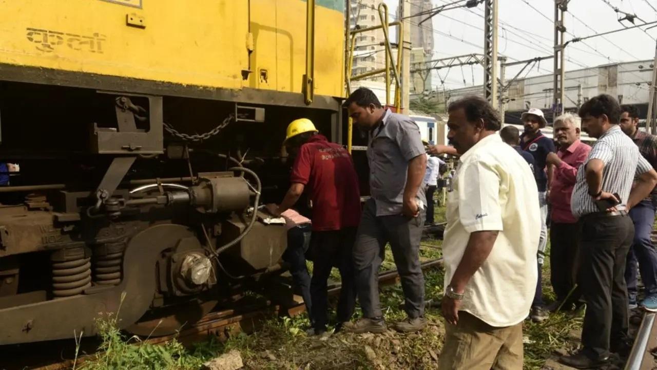 अधिकारियों ने बताया कि इस घटना के बाद 22731 हैदराबाद-सीएसएमटी एक्सप्रेस और 22222 निज़ामुद्दीन-सीएसएमटी राजधानी एक्सप्रेस को मझगांव और परेल स्टेशनों के पास रोक दिया गया है. 
