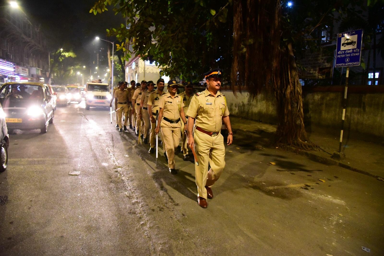 अधिकारी ने बताया कि मुंबई पुलिस इस दौरान शराब पीकर गाड़ी चलाने वालों पर भी नजर रखेगी. साथ ही पुलिस यातायात नियमों का उल्लंघन करने वालों और लापरवाही से वाहन चलाने वालों पर भी कड़ी नजर रखेंगे. 