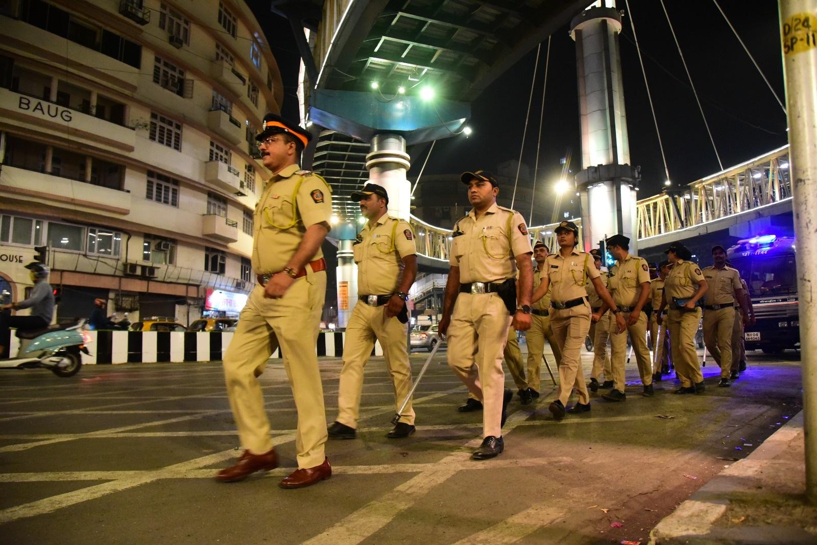 पुलिस ने कहा कि वह उन ड्राइवरों के खिलाफ सख्त कार्रवाई करेगी जो शराब के नशे में गाड़ी चला रहे होंगे, सार्वजनिक स्थानों पर उपद्रव मचाने वाले लोग, छेड़छाड़ करने वाले लोग और शराब की अवैध बिक्री में शामिल लोगों के खिलाफ सख्त कार्रवाई की जाएगी. 