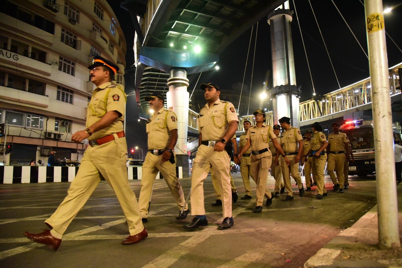 इसके अलावा मुंबई में सभी जगहों पर SRPF प्लाटून, QRT की टीम, RCP और होम गार्ड भी तैनात किए जाएंगे. 