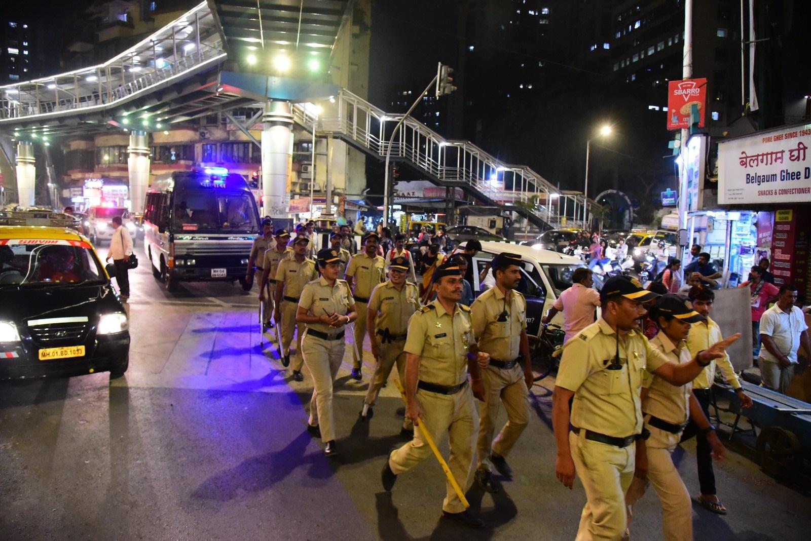 एक पुलिस अधिकारी ने कहा, `मुंबई में सुरक्षा व्यवस्था के तहत शहर के कुछ हिस्सों में नाकाबंदी और पुलिस गश्त भी करेगी.`