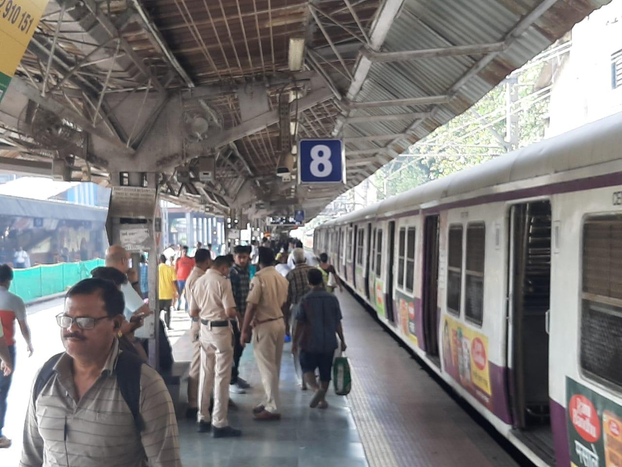 दादर स्टेशन, यात्रियों से हमेशा भरा हुआ रहता है. यहां से प्रतिदिन लगभग 500,000 यात्री आते हैं. 