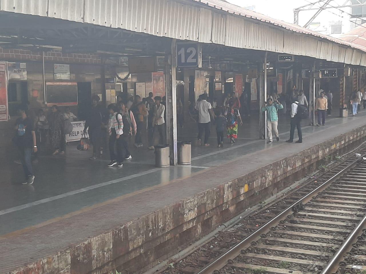 दादर स्टेशन के लिए नए प्लेटफार्म नंबर इस प्रकार होंगे: मध्य रेलवे का मौजूदा प्लेटफार्म नंबर 1 अब प्लेटफार्म नंबर 1 बन जाएगा. 8, जबकि प्लेटफार्म नंबर 2 को प्लेटफार्म चौड़ीकरण के लिए हटा दिया गया है.
