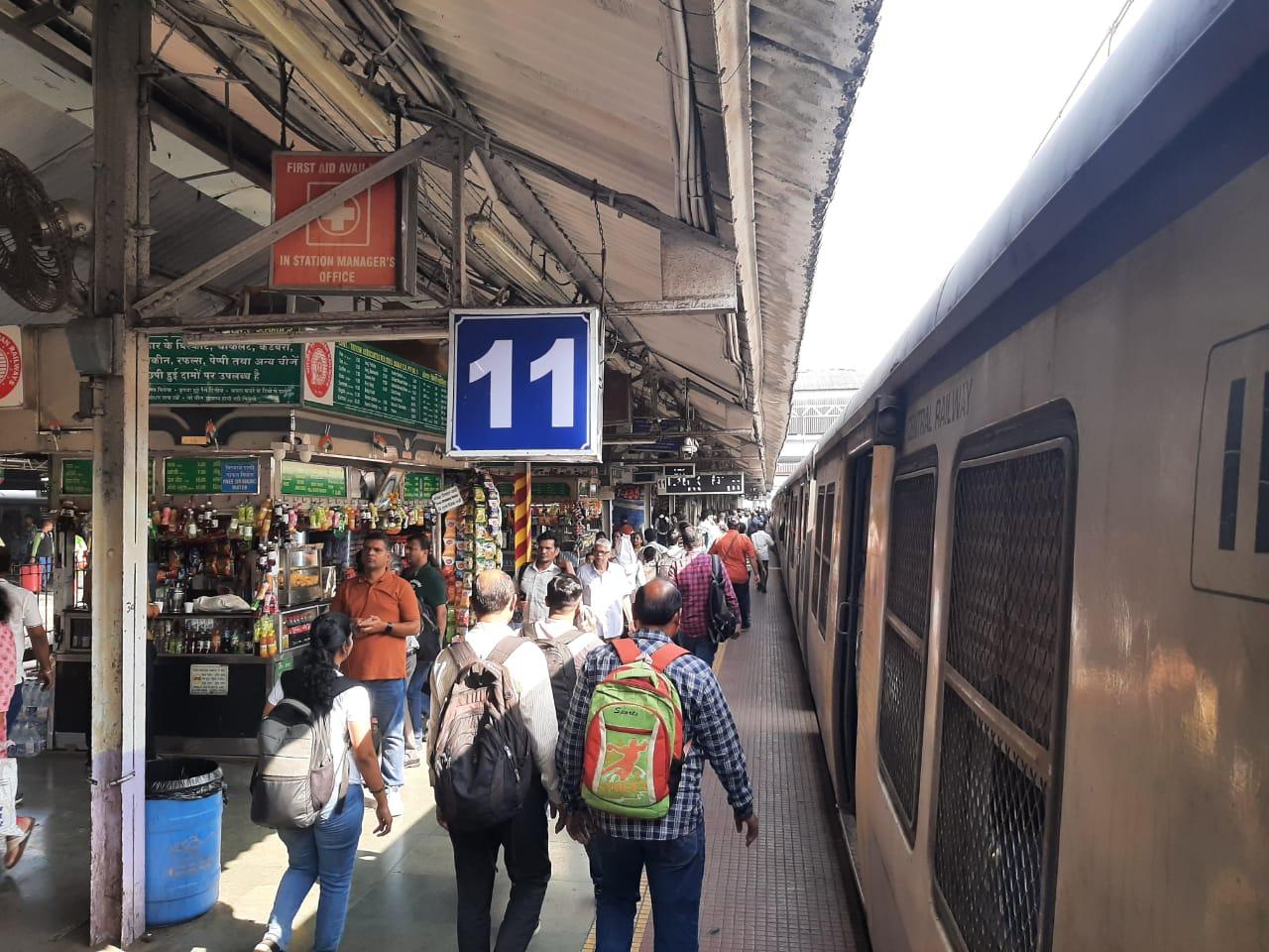 पश्चिम रेलवे के पास इस समय में पश्चिम 1 से 7 तक क्रमांकित सात प्लेटफार्म हैं, जबकि मध्य रेलवे के पास भी सात प्लेटफार्म हैं, जो 1 से 7 तक क्रमांकित हैं.