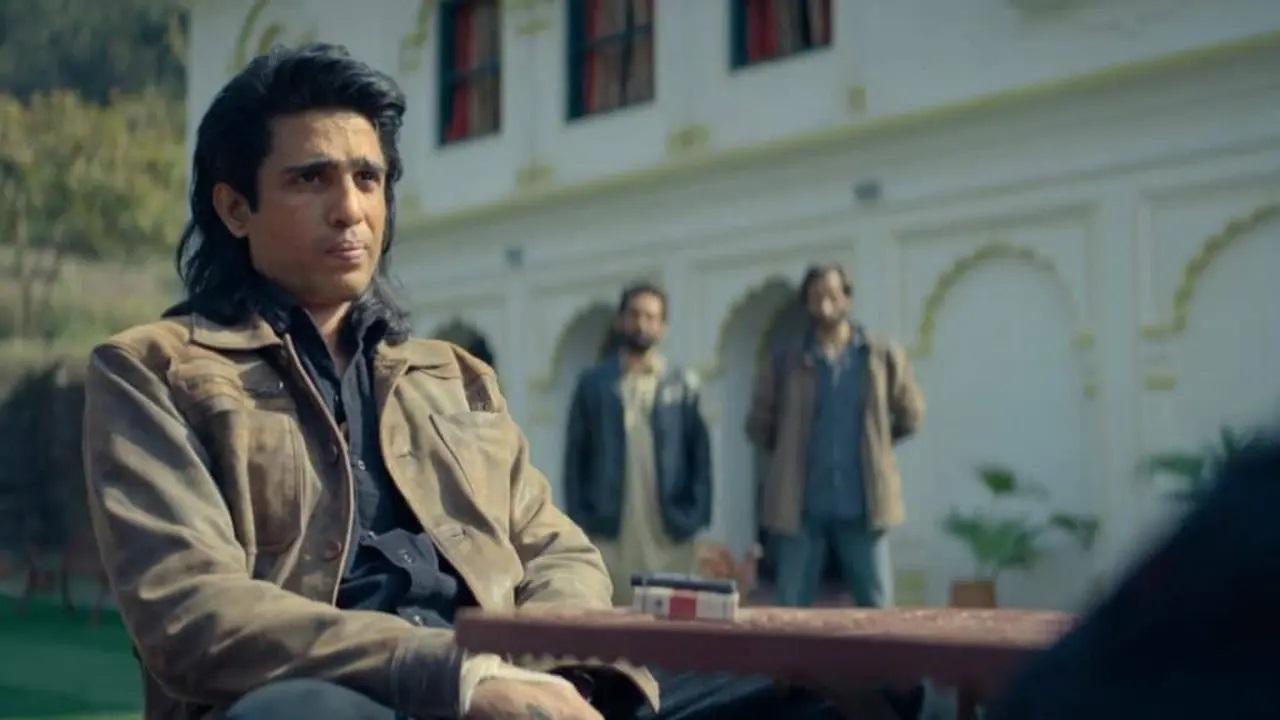 गन्स एंड गुलाब सीज़न 2 (नेटफ्लिक्स):
राज एंड डीके शो को एक नए सीज़न के लिए नवीनीकृत किया गया है. पहले सीज़न ने प्रशंसकों को सस्पेंस में छोड़ दिया, विशेष रूप से पाना टीपू को गोली लगने के बाद गंभीर स्थिति का सामना करना पड़ा और अर्जुन के विवाहेतर संबंध का पता उसकी पत्नी को चला. इन उदाहरणों ने दर्शकों को और अधिक जानने के लिए प्रेरित किया और वे सीज़न 2 में अधिक कहानी देखेंगे.