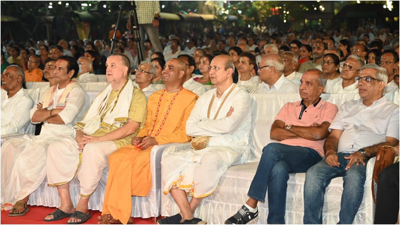 इस अवसर पर पुष्टि गोस्वामी श्री 108 राजकुमार महाराजश्री, मीरा रोड इस्कॉन मंदिर के भीम प्रभुजी, जुहू इस्कॉन संस्थान के कृष्ण भजनदासजी द्वारा हजारों कृष्ण-प्रेमी नागरिकों को श्रीमद्भगवद गीता पर ध्यानपूर्ण प्रवचनों से संबोधित किया गया.
