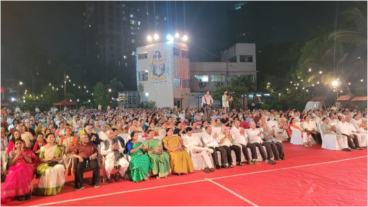 पोइसर जिमखाना द्वारा आयोजित भव्य गीता जयंती महोत्सव में बड़े मंदिर के गोस्वामी श्री राजकुमार महाराजश्री, मीरा रोड इस्कॉन मंदिर के भीम प्रभुजी, जुहू इस्कॉन संस्थान के कृष्ण भजनदासजी, दहिसर विधायक मनीषा ताई चौधरी, पोइसर जिमखाना के अध्यक्ष मोहन भंडारी, उपाध्यक्ष शामिल हुए. गीता जयंती आयोजन समिति के अध्यक्ष करुणाकर शेट्टी और भाजपा नेता डाॅ. योगेश दुबे, वरिष्ठ भाजपा नेता एड. जेपी मिश्रा, उत्तर मुंबई भाजपा जिला अध्यक्ष गणेश खांकर उपस्थित थे.