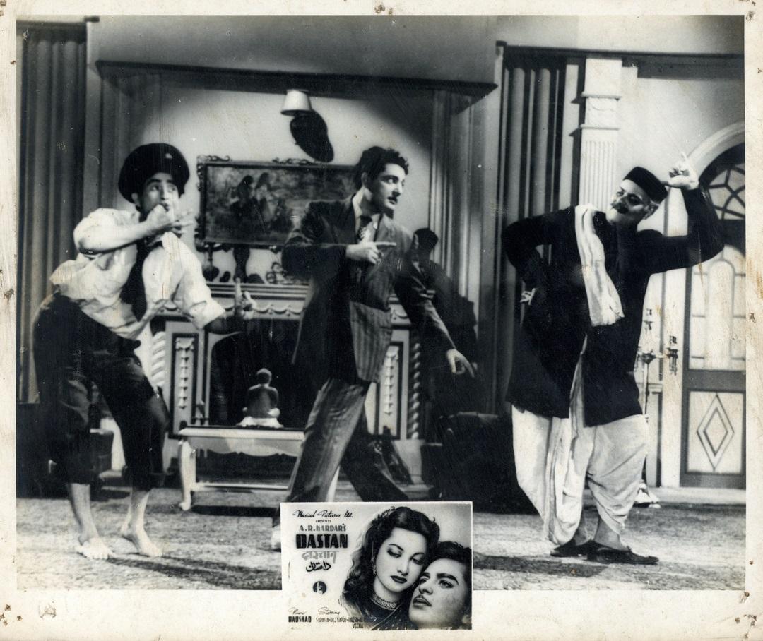 बावरा (1950) - पहली रिलीज हाफ-शीट पोस्टर. पहली रिलीज फिल्म राज कपूर और निम्मी अभिनीत फिल्म थी. पोस्टर सिर्फ एक प्रचार उपकरण नहीं है बल्कि शानदार कला का एक नमूना है, जो भारतीय फिल्म इतिहास में एक शानदार समय को दिखाता है.