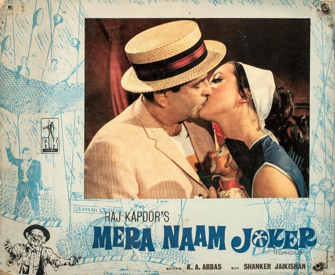 सत्यम शिवम सुंदरम (1978) लॉबी कार्ड पर लगे बड़े रंगीन फोटोग्राफिक चित्र. लॉबी कार्ड पर लगाए गए चार बड़े रंगीन फोटोग्राफिक चित्रों का सेट फिल्म की विशिष्ट दृश्य शैली और कलात्मक दिशा को प्रदर्शित करता है.