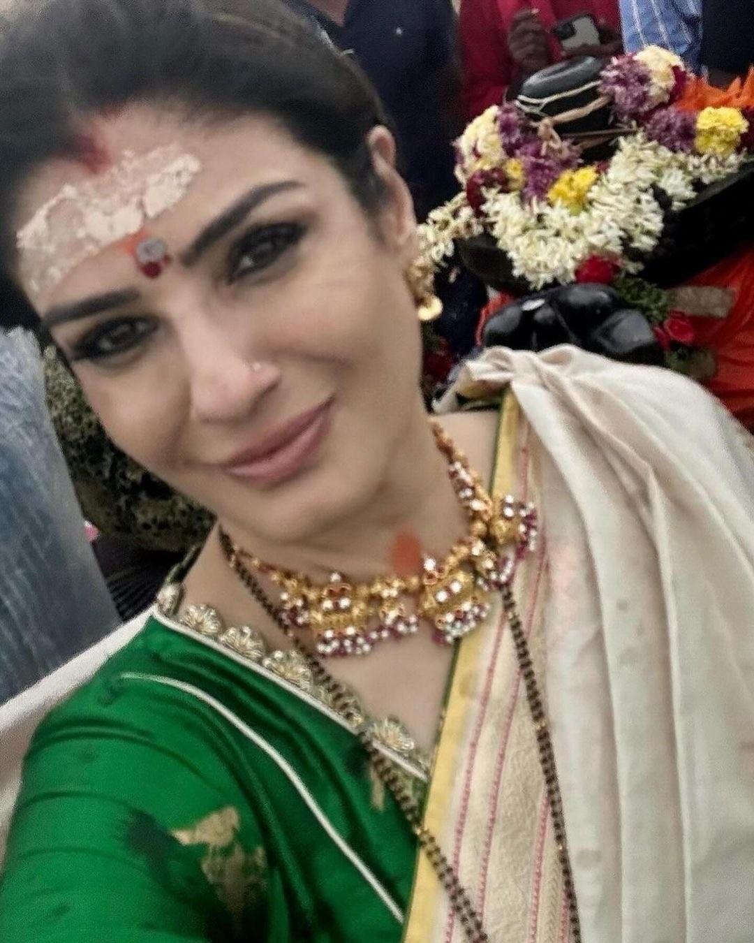 रवीना टंडन ने अपने फैंस को इसकी जानकारी देते हुए कई तस्वीरें सोशल मीडिया पर शेयर की हैं. 