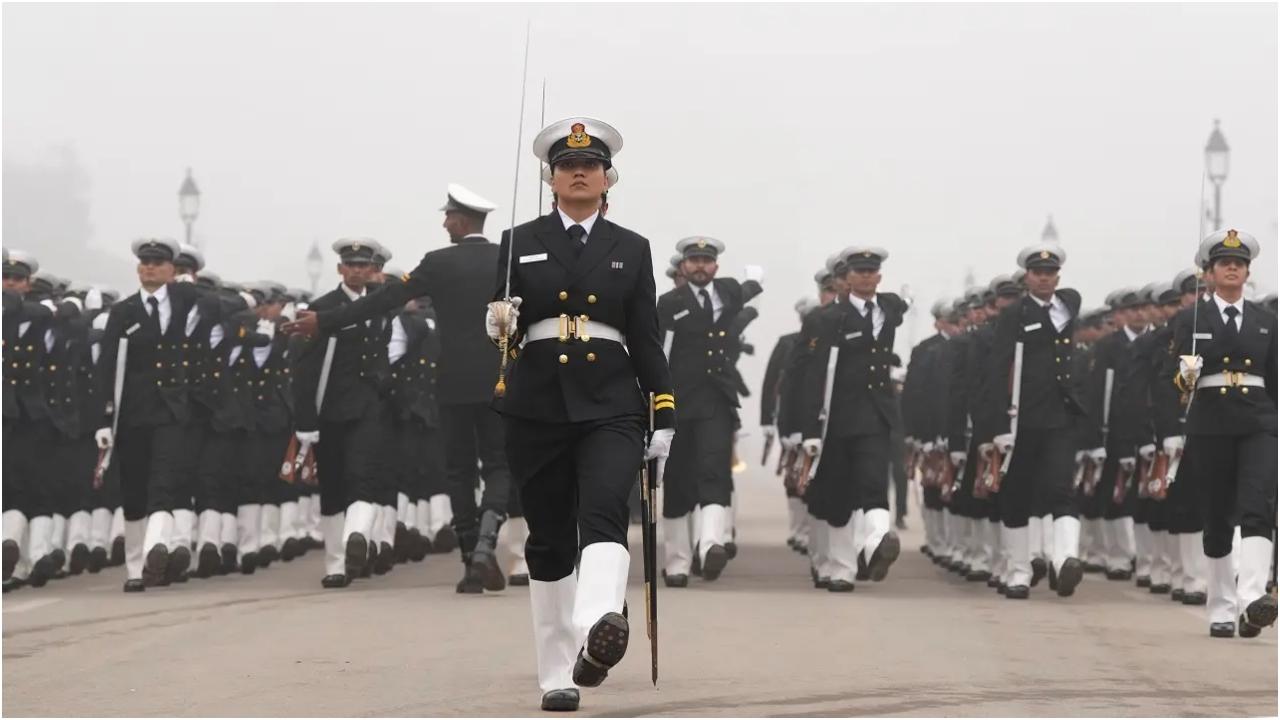 सुरक्षा बलों ने इंडिया गेट और कर्तव्य पथ के पास आज सुबह सर्दी और कोहरे के बीच गणतंत्र दिवस परेड की रिहर्सल की.