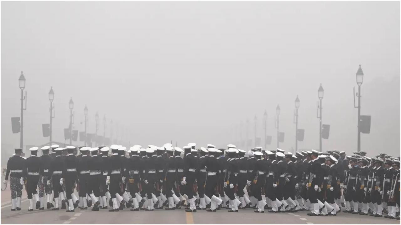 इस बीच, आगामी गणतंत्र दिवस समारोह के मद्देनजर, दिल्ली पुलिस और सुरक्षा एजेंसियां आतंकवाद विरोधी उपायों को बढ़ाने और आम जनता को सतर्क रहने के लिए जागरूक करने के लिए महत्वपूर्ण प्रतिष्ठानों के साथ-साथ बाजार क्षेत्रों में मॉक ड्रिल का आयोजन कर रही हैं.