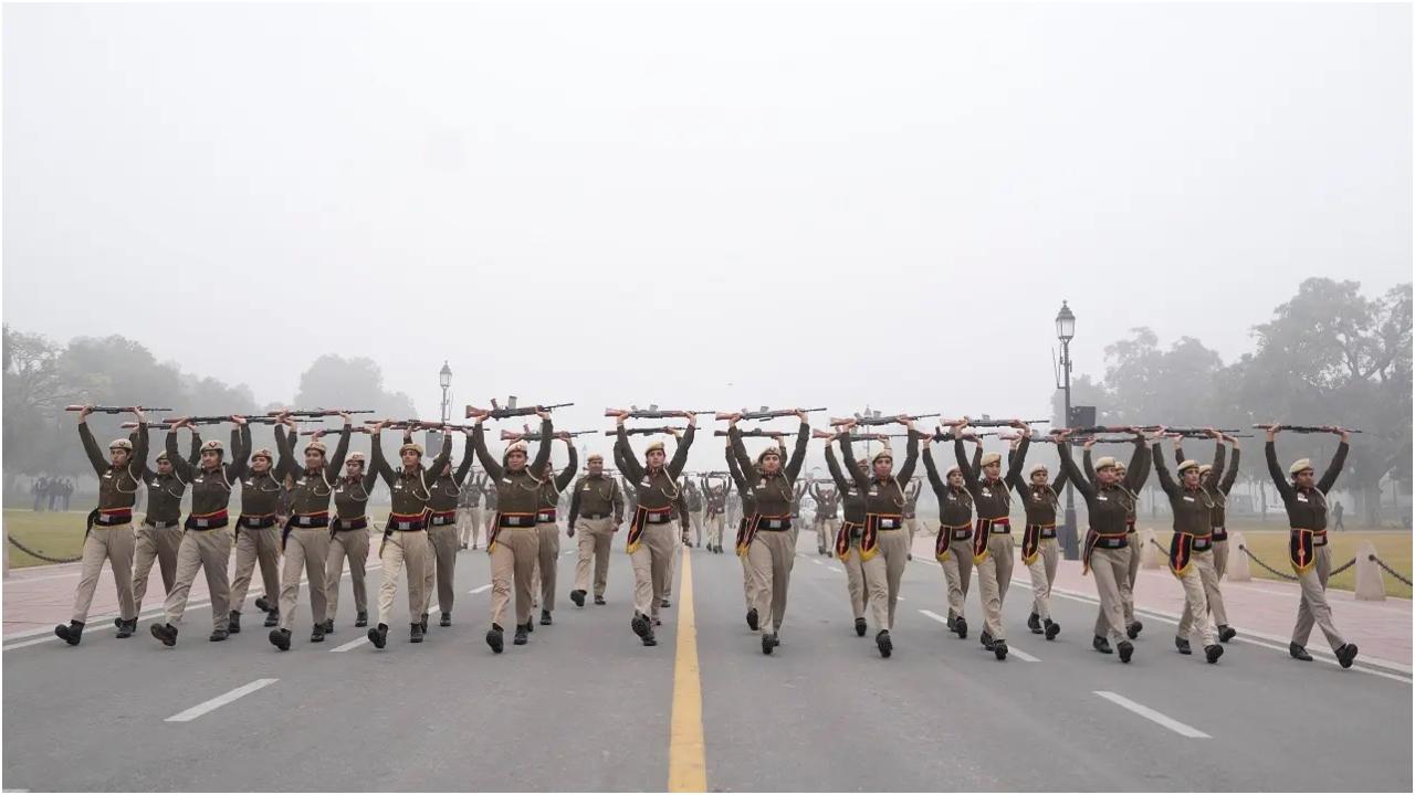 इससे पहले गुरुवार को दिल्ली पुलिस ईस्ट डिस्ट्रिक्ट ने सुरक्षा तैयारियों के लिए वी3एस मॉल निर्माण विहार में मॉक ड्रिल को अंजाम दिया. 