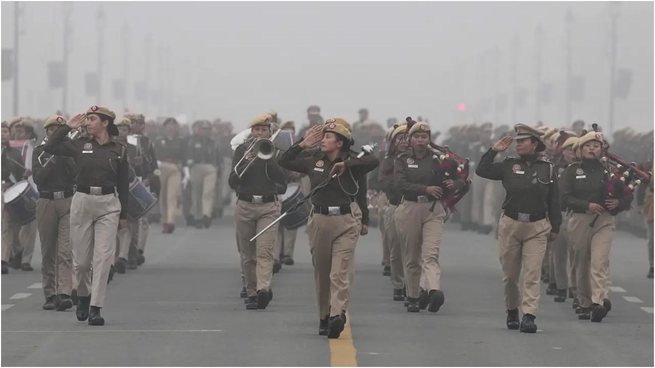दिल्ली फायर सर्विस, दिल्ली ट्रैफिक पुलिस, बम स्क्वाड, डॉग स्क्वाड, कैट्स एम्बुलेंस और स्वाट कमांडोज़ की टीमें भी वहां मौजूद थीं. 