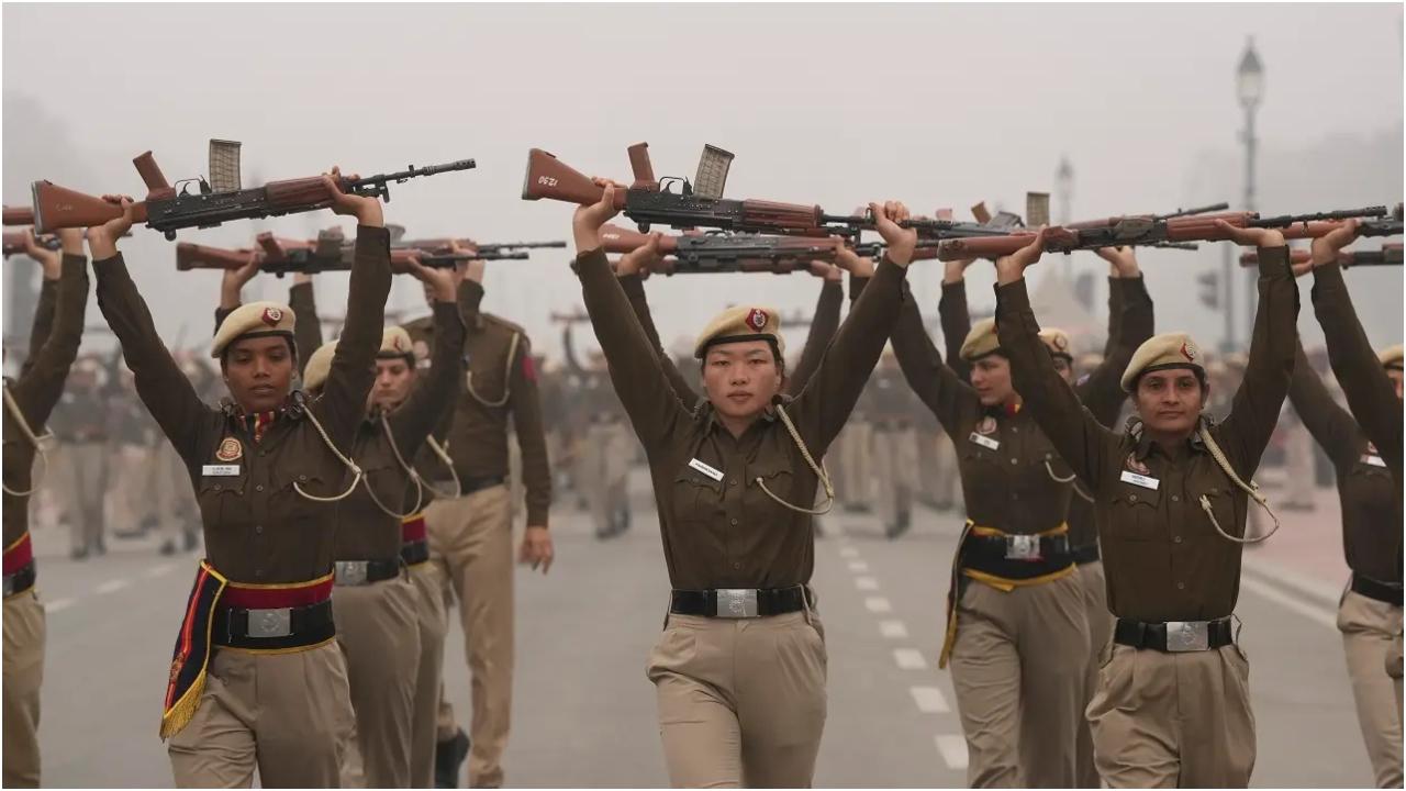 भारत 26 जनवरी, 2024 को अपना 75वां गणतंत्र दिवस मनाएगा, उस ऐतिहासिक तारीख का सम्मान करते हुए जब देश ने संविधान लागू होने के बाद एक स्वतंत्र गणराज्य बनने की दिशा में अपना परिवर्तन पूरा किया था.