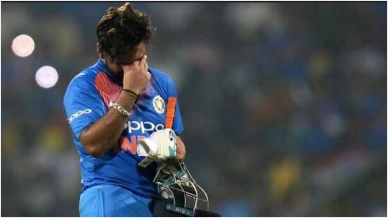पंत कई महीनों से प्रतिस्पर्धी क्रिकेट से बाहर हैं और एक कार दुर्घटना में लगी गंभीर चोटों से उबर रहे हैं. दिल्ली-देहरादून हाईवे पर एक भीषण कार दुर्घटना में पंत बच गए लेकिन उन्हें गंभीर चोटें आईं. देहरादून में प्रारंभिक उपचार प्राप्त करने के बाद, उन्हें बेहतर और अधिक विशिष्ट उपचार के लिए मुंबई ले जाया गया.