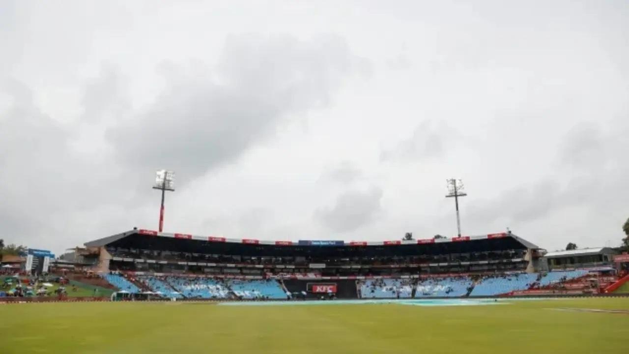 टी20 और वनडे सीरीज के बाद भारत और दक्षिण अफ्रीका के बीच पहला टेस्ट मैच सुपरस्पोर्ट पार्क क्रिकेट स्टेडियम में खेला जाने वाला है. मैच भारतीय समयानुसार दोपहर 1.30 बजे शुरू होगा. 