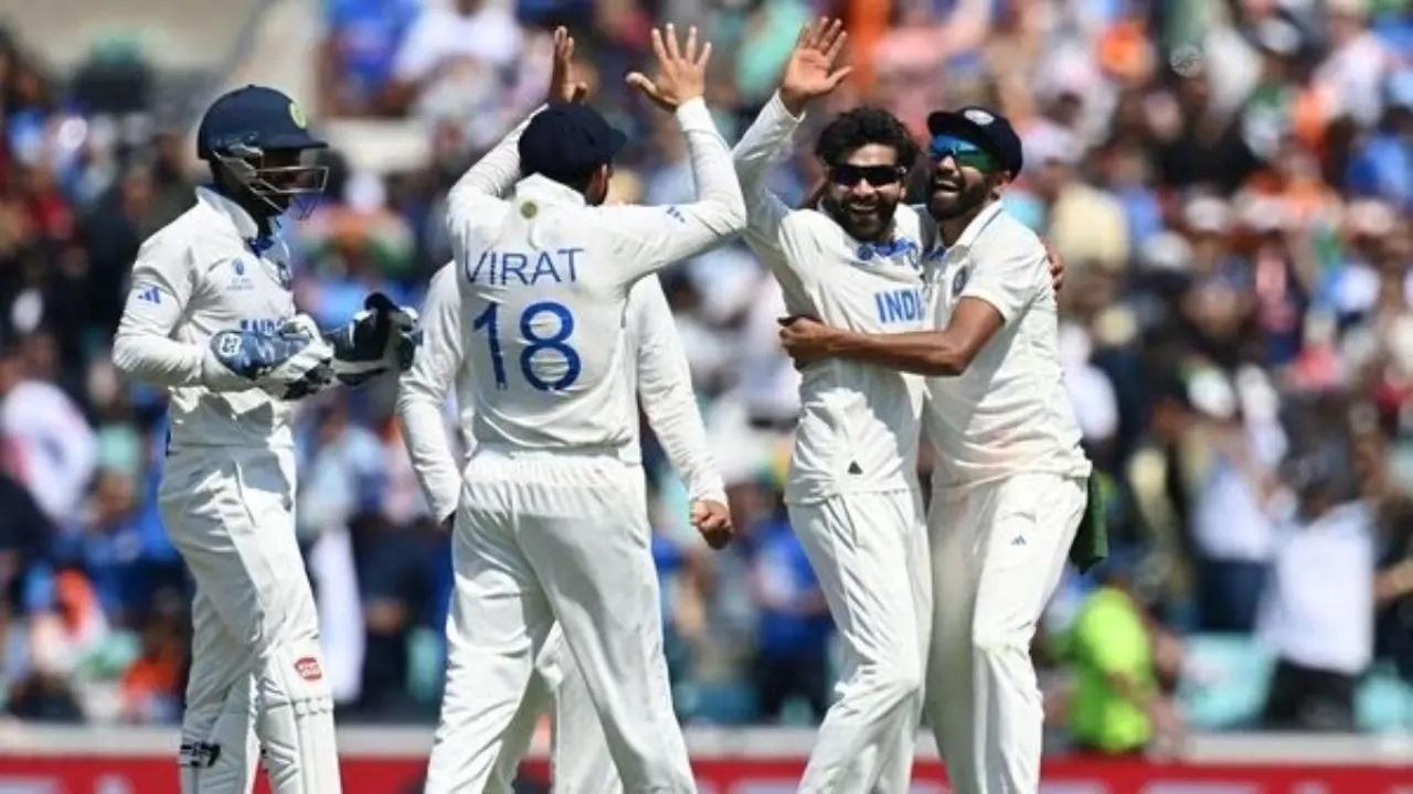 भारत टीम: रोहित शर्मा (कप्तान), शुबमन गिल, यशस्वी जयसवाल, विराट कोहली, श्रेयस अय्यर, केएल राहुल (विकेटकीपर), रविचंद्रन अश्विन, रवींद्र जड़ेजा, शार्दुल ठाकुर, मोहम्मद सिराज, मुकेश कुमार, जसप्रित बुमरा (उपकप्तान), प्रसिद्ध कृष्णा , केएस भरत (विकेटकीपर), अभिमन्यु ईश्वरन