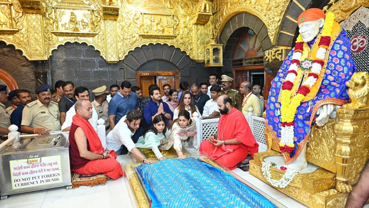 शिरडी में श्री साईं बाबा समाधि के दर्शन के पहले हाल ही में अभिनेता शाहरुख, जम्मू के रियासी जिले में वैष्णो देवी मंदिर भी आराधना करते दिखाई दिए थे. 